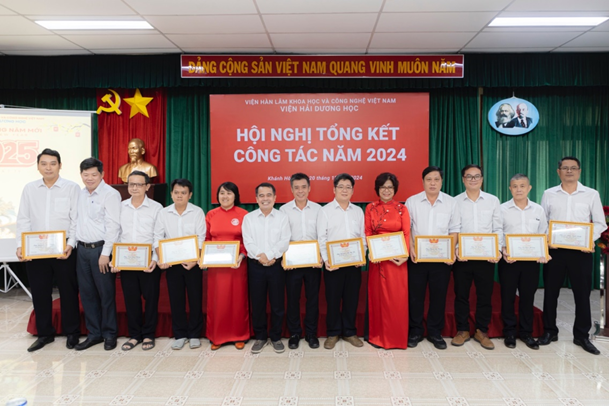A group of people holding certificatesDescription automatically generated
