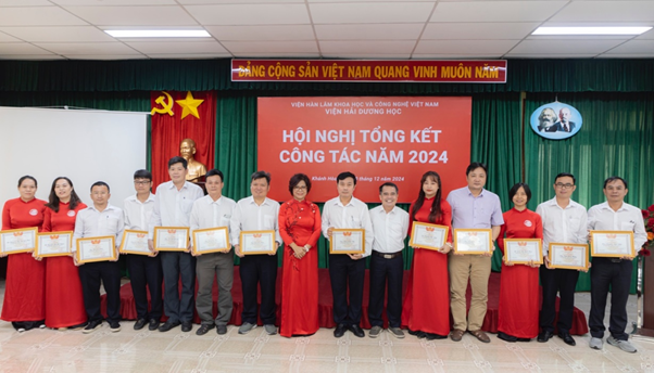 A group of people holding certificatesDescription automatically generated